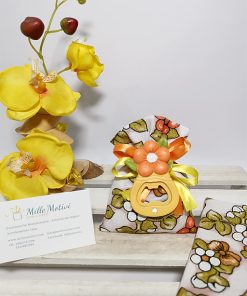 SACCHETTO APRIBOTTIGLIE CON FIORI COLORATI